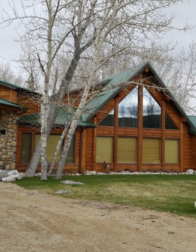 A log cabin in the middle of a wooded area.